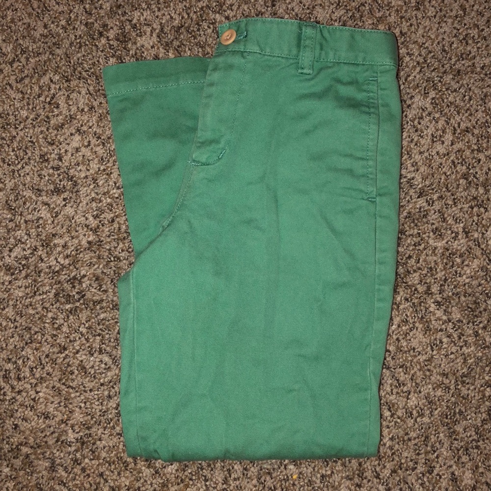 Vineyard Vines boys green khaki pants.